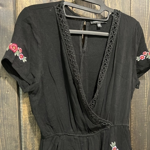 Kendall & Kylie Romper XS Black Floral Embroidered Crochet Trim Deep V-neck Boho - Picture 2 of 8